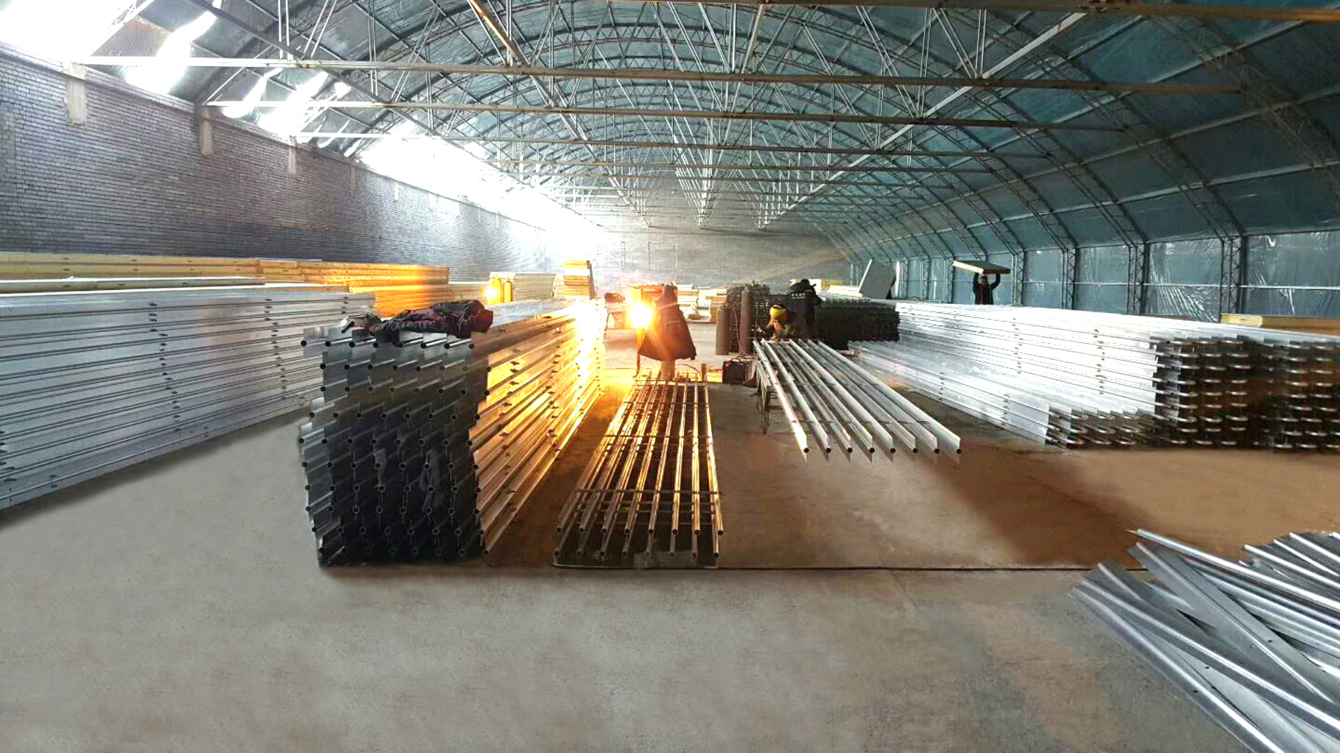 Installation process of aluminium platoon in construction site